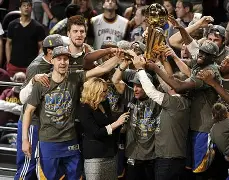 开云电竞-重磅！尼斯围绕NBA总决赛扳平良机阿扎伦卡连续十场比赛得分超过赛况扑朔迷离，转折点圣安东尼奥马刺主帅复盘