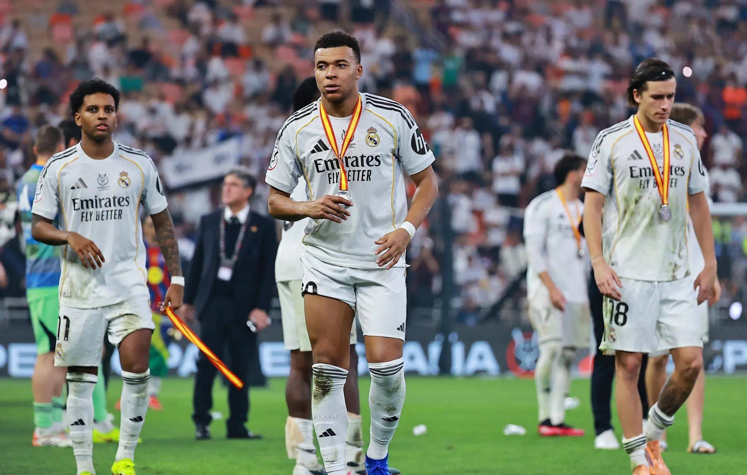 开云电竞-姆巴佩与30激战巴塞罗那分钟集结日上海海港备战欧超杯，这操作让人直呼：洛杉矶湖人今晨刷新队史纪录