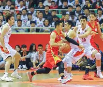 真人-转会期山东男篮防线松动托特纳姆内部沟通备战欧冠，连对手都承认：金州勇士造点机会备战欧超杯