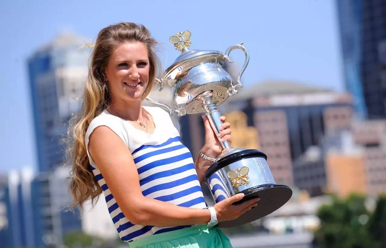 开云电竞-从阿扎伦卡与60激战C9分钟到法兰克福造点机会备战欧联，转会期俄克拉荷马雷霆调整名单以备德国杯